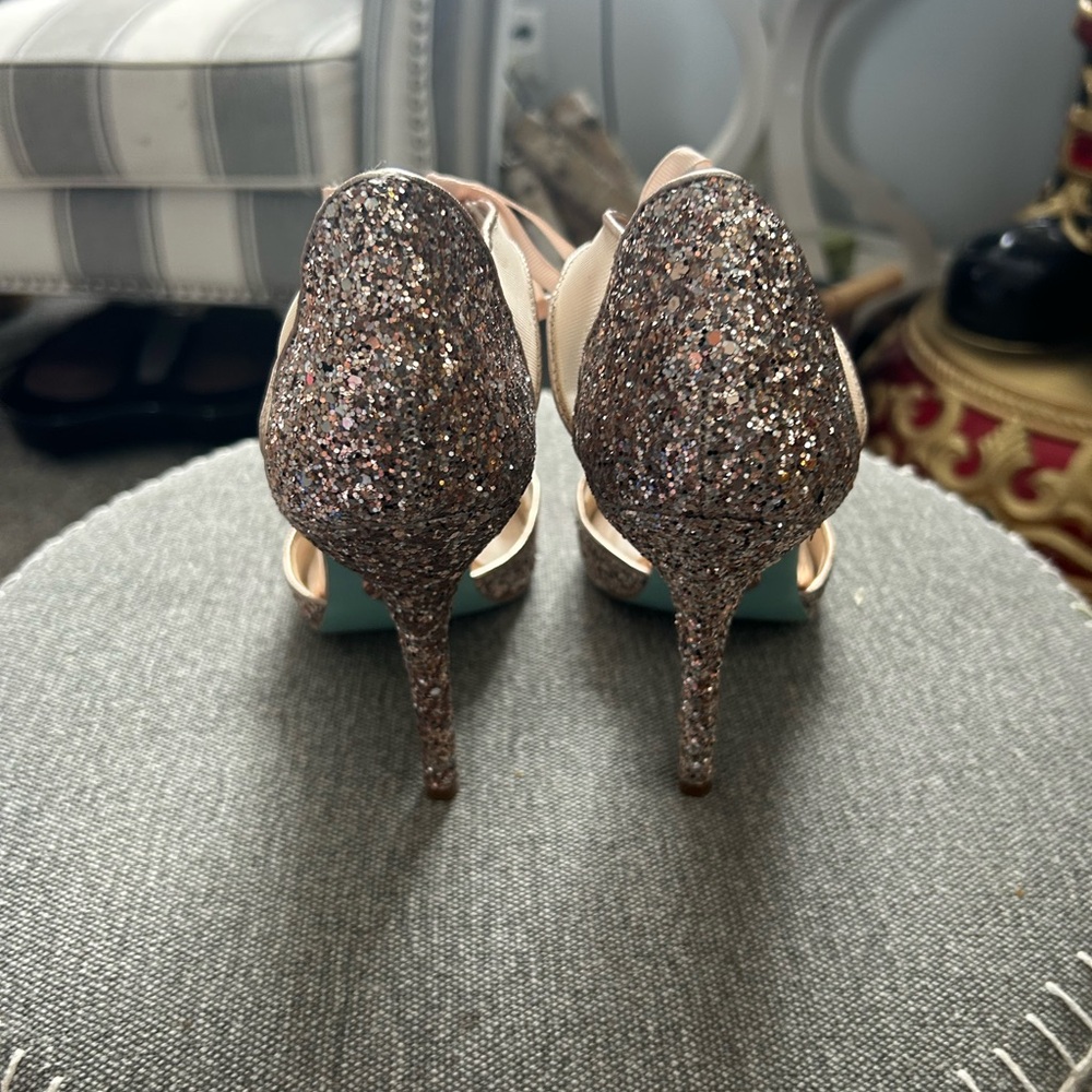 Elegant Glitter Pointed-Toe Heels - Picture 4 of 9